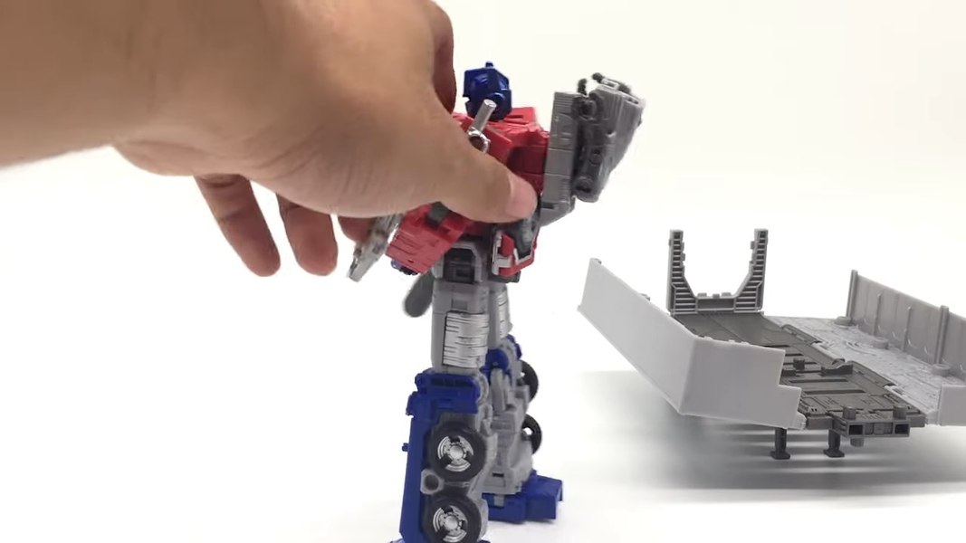 Video Review   Transformers Earthrise Optimus Prime With Screencaps 26 (26 of 39)